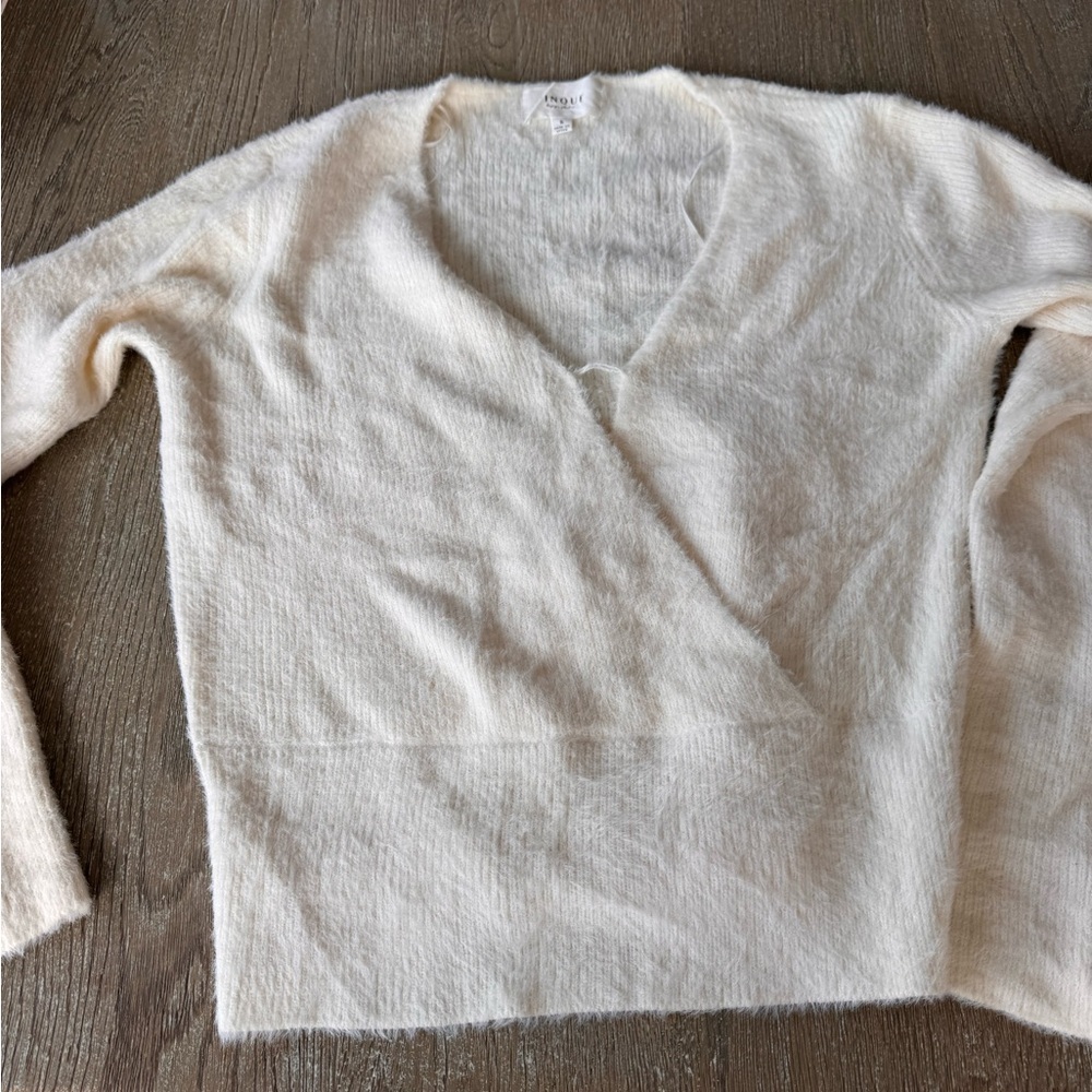 Cozy White V-Neck Sweater. Key hole stretch top part. Anthropologie. Large .